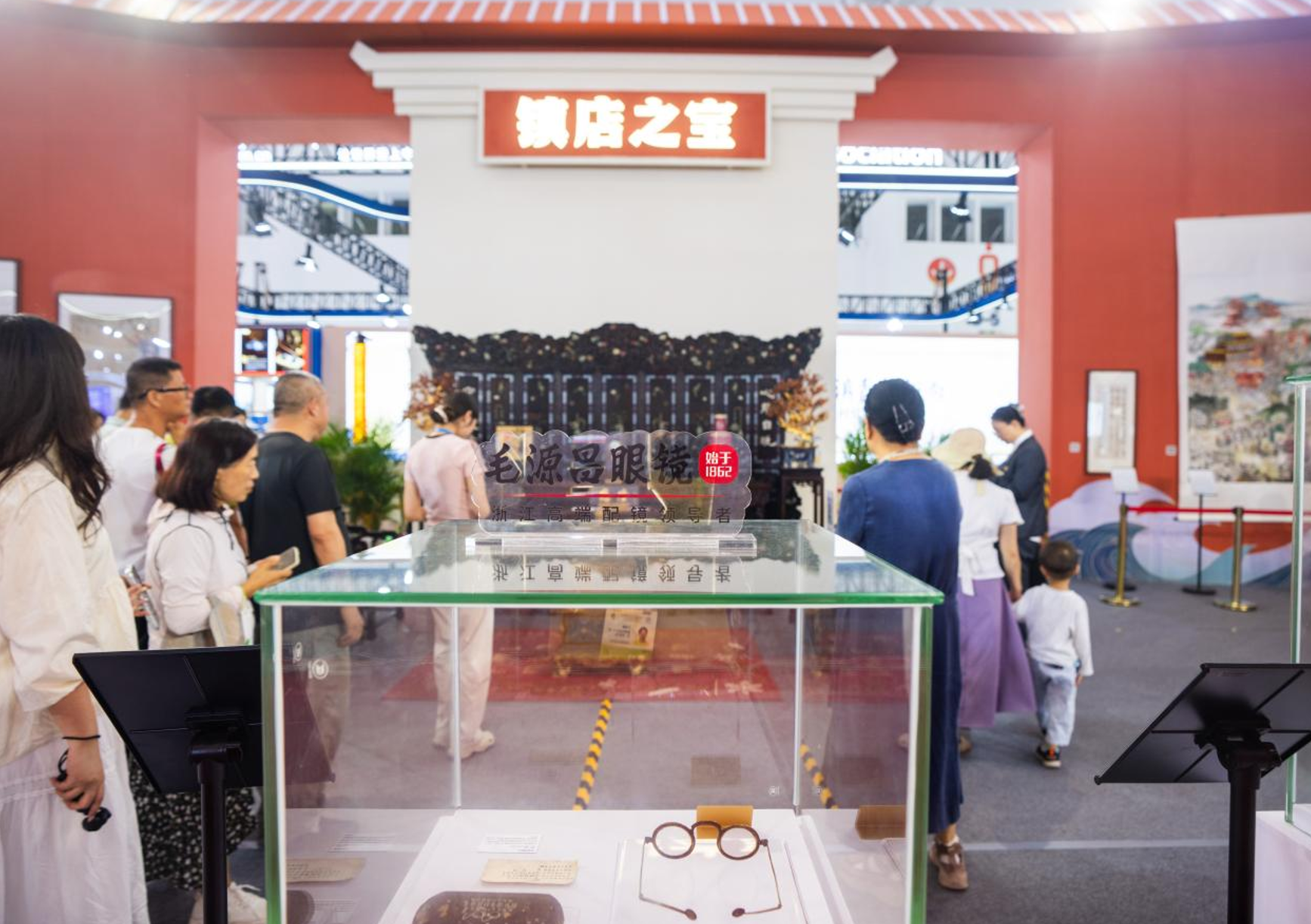 毛源昌眼镜亮相消博会，向世界讲述中华老字号新故事